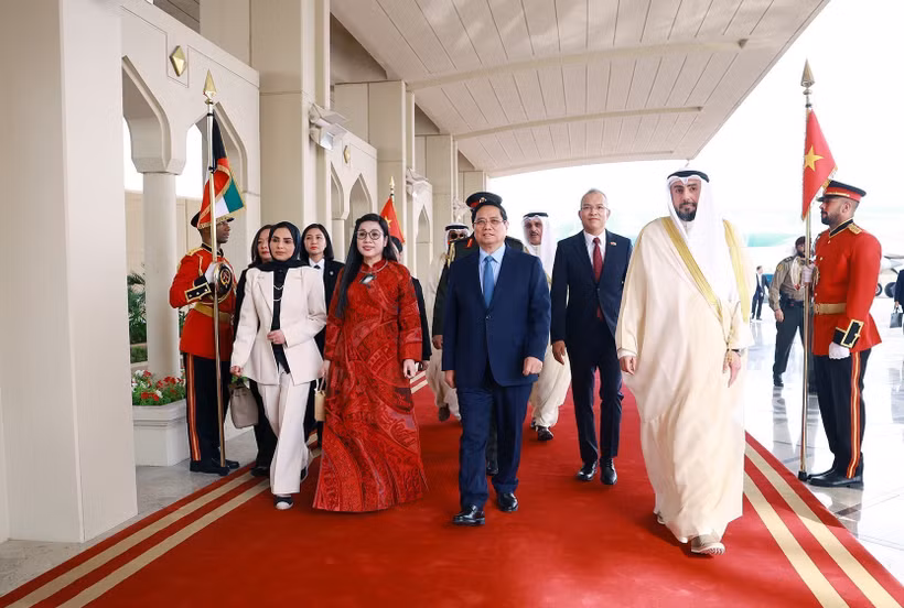 Prime Minister Pham Minh Chinh and his spouse begin a three-day official visit to Kuwait (Photo: VNA)