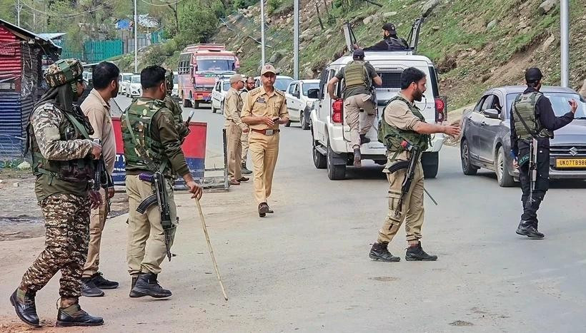 Indian security officers are deployed to the scene. (Photo: ANI/VNA)