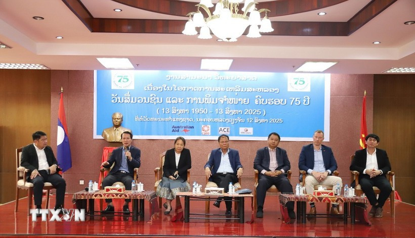 Bui Xuan Tu, head of its representative office in Laos (second from left) attends a scientific workshop on the role of journalism in the era of technology in Vientiane. (Photo: VNA)