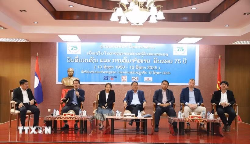 Bui Xuan Tu, head of its representative office in Laos (second from left) attends a scientific workshop on the role of journalism in the era of technology in Vientiane. (Photo: VNA)