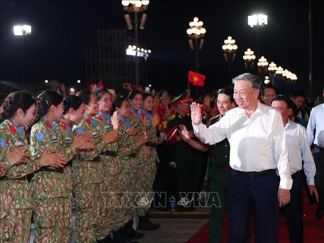 General Secretary of the Communist Party of Vietnam (CPV) and Secretary of the Central Military Commission To Lam attends the special national political–art programme “Under the Glorious Flag” in Hanoi. Photo: VNA)