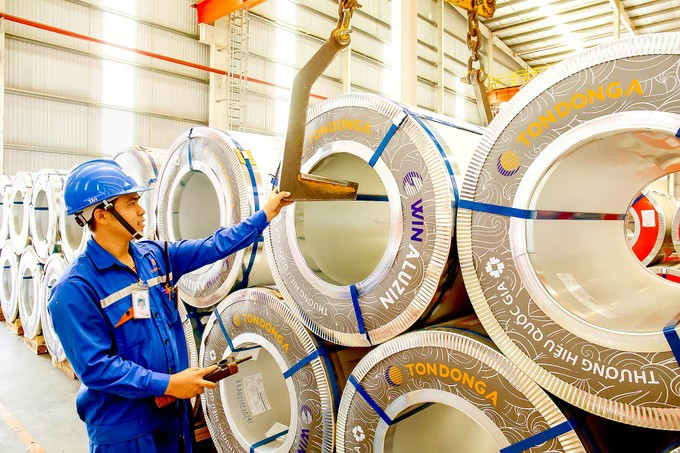 A worker checks information on product origin at Dong A steel factory (Photo: www.sggp.org.vn)