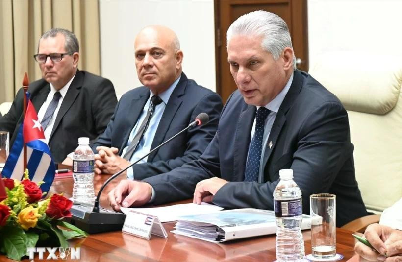 Cuban President Miguel Díaz-Canel at a meeting with a delegation of Vietnamese businesses led by the Thai Binh Group. (Photo: VNA)