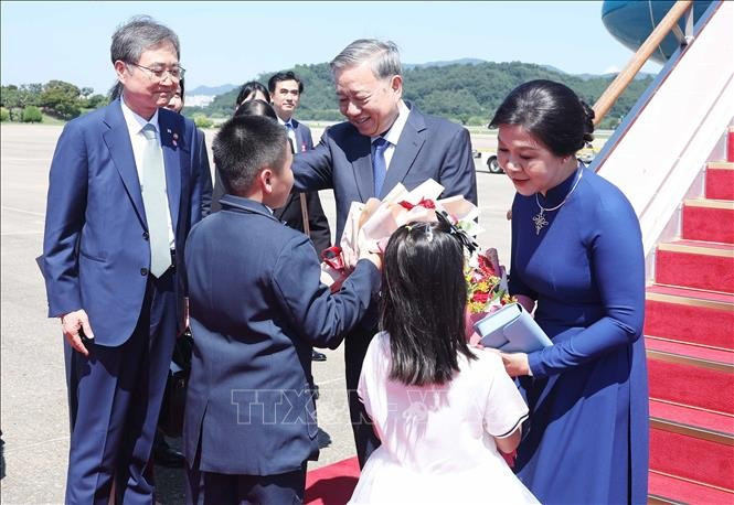 Party General Secretary To Lam and his spouse Ngo Phuong Ly arrive in Seoul on August 10 afternoon (local time). (Photo: VNA