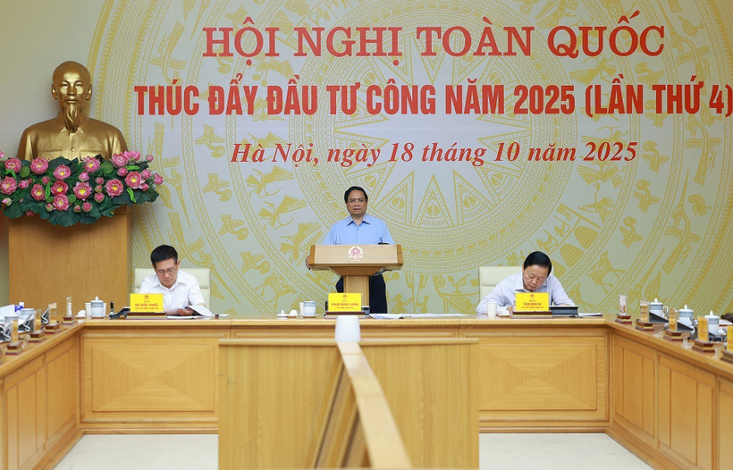 Prime Minister Pham Minh Chinh chairs a nationwide conference on October 18 on public investment promotion for 2025. (Photo: VNA)