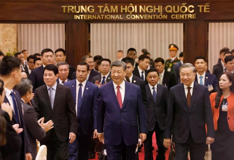 Vietnamese leaders host a grand banquet in Hanoi on April 14 evening in honour of General Secretary of the Communist Party of China and President of China Xi Jinping. (Photo: VNA)