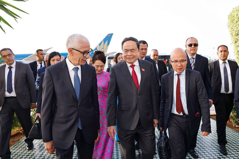Speaker of the House of Representatives of Morocco Rachid Talbi Alami (L) welcomes Chairman of the National Assembly Tran Thanh Man (C) and his wife at Salé Rabat airport. (Photo: VNA)
