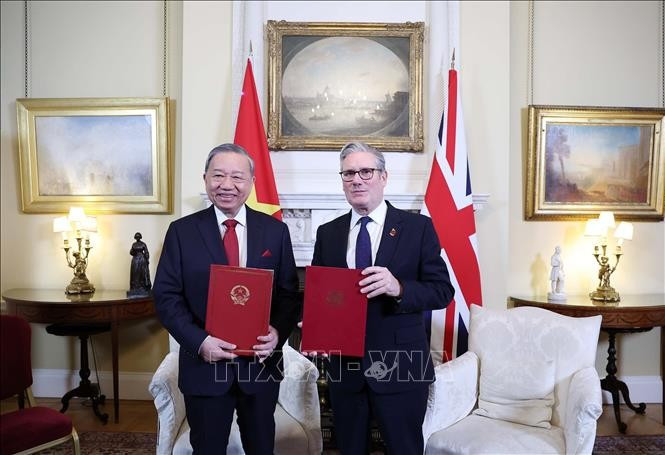 General Secretary of the Communist Party of Vietnam Central Committee To Lam and UK Prime Minister Keir Starmer exchange the joint statement announcing the elevation of Vietnam–UK relations to a Comprehensive Strategic Partnership. (Photo: VNA)