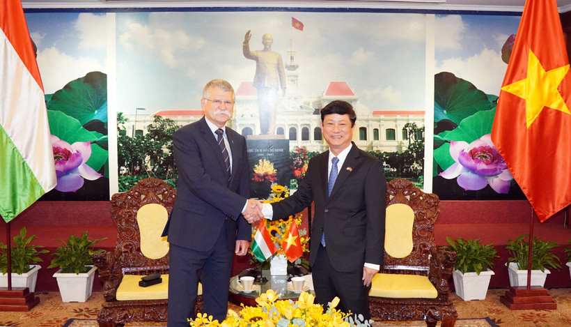 Vice Secretary of the HCM City Party Committee and Chairman of the municipal People’s Council Vo Van Minh (R) meets Speaker of the Hungarian National Assembly László Kövér on October 18 (Photo: VNA)