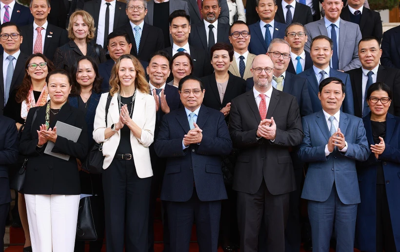 Prime Minister Pham Minh Chinh (3rd from left) and representatives from US businesses (Photo: VNA)