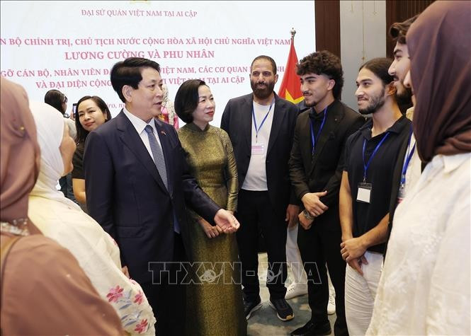 State President Luong Cuong, his spouse and overseas Vietnamese in Egypt. (Photo: VNA)