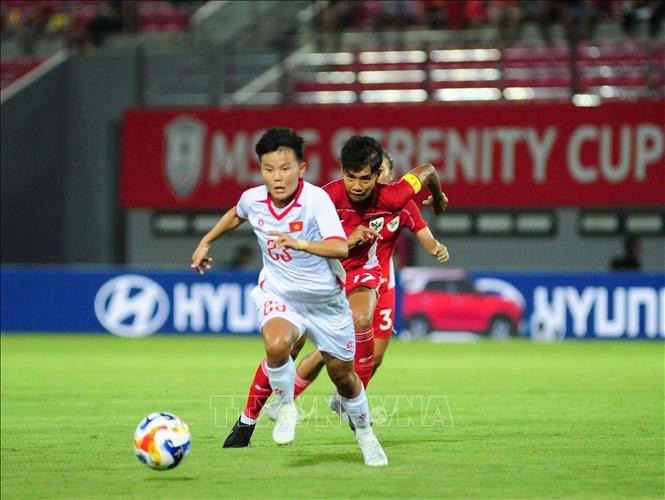 Players of both teams strive to gain possession of the ball. (Photo: VNA)
