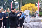 PM pays tribute to President Ho Chi Minh in Cao Bang