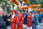 Traditional Vietnamese wedding procession brings festive spirit to Hanoi