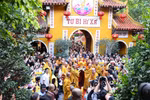 Thousands of Buddhists, locals join procession of Buddha's relic to Hanoi