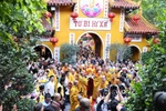Thousands of Buddhists, locals join procession of Buddha's relic to Hanoi