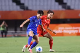 Vietnamese and Thai players vie for the ball at the final Group E match at ASIAD 2026 on September 21. (Photo: thanhnien.vn)