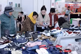 Consumers buy footwear at the Thailand Week 2026 in Hanoi. (Photo: VNA)