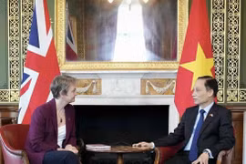 Vietnamese Minister of Foreign Affairs Le Hoai Trung (right) and British Secretary of State for Foreign, Commonwealth and Development Affairs Yvette Cooper at their meeting in London on October 30, 2025. (Photo published by VNA)