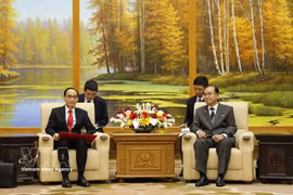 Politburo member and Minister of Foreign Affairs Le Hoai Trung (left) meets with Jo Yong Won, Chairman of the Standing Committee of the Supreme People's Assembly (SPA) and Chairman of the SPA of the Democratic People's Republic of Korea, in Pyongyang on May 15. (Photo: VNA)