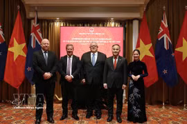 Vietnamese Ambassador Phan Minh Giang (second, right) and his spouse in a joint photo with Speaker of the New Zealand House of Representatives Gerry Brownlee (centre), Minister of Trade Todd McClay (second, left) and Deputy Secretary of the Ministry of Foreign Affairs and Trade Grahame Morton at the ceremony (Photo: VNA)