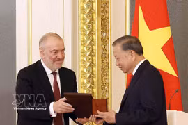 Chair of the Lev Tolstoy International Peace Prize Jury Council Valery Gergiev presents the 2026 award to General Secretary of the Communist Party of Vietnam Central Committee and President To Lam at the ceremony held at the Kremlin in Moscow on September 9, 2026. (Photo: VNA)