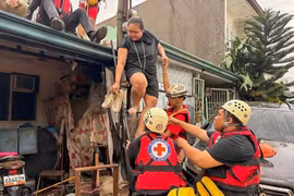 Rescuers evacuate residents in a flooded area due to Typhoon Kalmaegi in Cebu province, the Philippines, on November 4, 2025. (Photo: Xinhua/VNA)