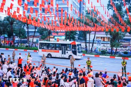 People gather on Van Cao street on August 27 to welcome the forces joining the preliminary state-level review for the National Day parade. (Photo: VNA) 
