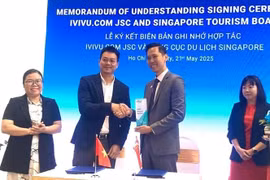 The MoU signing ceremony between the Singapore Tourism Board (STB) and iVIVU.com on May 21 (Photo: VNA)