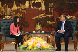 Standing Deputy Prime Minister Pham Gia Tuc (right) and US Ambassador to Vietnam Jennifer Wicks at the meeting in Hanoi on August 19 (Photo: chinhphu.vn)