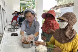 Poor patients under treatment at the Ninh Thuan General Hospital receive meals from the "Hieu va Thuong" charity kitchen. (Photo: VNA) 
