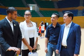 Chairman of Da Nang’s Pickeball Association Tran Phuoc Son (right) and the Pickleball World Cup President Hercilio Cabieses discuss the organisation of the Pickeball World Cup in the city. (Photo courtesy of Da Nang Portal)