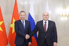 Party General Secretary To Lam (left) meets with Russian Prime Minister Mikhail Mishustin in Moscow on May 8. (Photo: VNA)