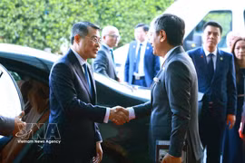 A senior Indian official sees off PM Le Minh Hung (left) as the Vietnamese leader concludes the working trip to attend the 18th BRICS Summit and conduct bilateral activities in India. (Photo: VNA)