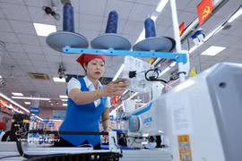 Garment and textile exports generated 46 billion USD in 2025, with the sector targeting 48 billion USD in 2026. (Photo: VNA)