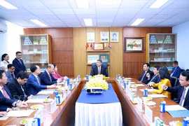 The meeting between Prime Minister Le Minh Hung and executives of Vinamilk and its Angkormilk project in Phnom Penh on October 10, 2026 (Photo: VNA)