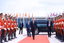 Prime Minister Le Minh Hung leaves Phnom Penh at noon October 10, concluding the wo-day official visit to Cambodia. (Photo: VNA)
