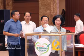 Officials and civil servants of the Hanoi Party Committee make donations to the city's "For the Poor" Fund on October 12, 2026. (Photo: VNA)