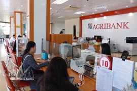 Transactions at Agribank in Lai Chau province. Deputy Prime Minister Nguyen Van Thang has asked banks to cut lending interest rates by 1.5-2 percentage points for production, business and priority sectors. (Photo: VNA)