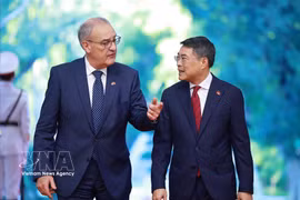 Prime Minister Le Minh Hung (right) meets with Swiss President Guy Parmelin in Hanoi on October 17, 2026. (Photo: VNA)