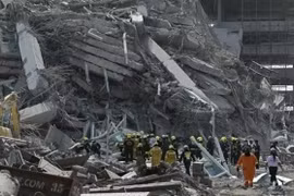 A building in Bangkok, Thailand, collapses due to the Myanmar earthquake on March 28, 2025. (Photo: France24/VNA)