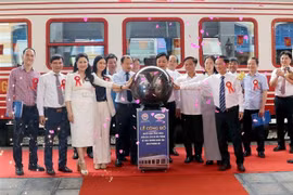 The launch of the high-quality train named "Hoa Phuong Do" (Red Flamboyant) in Hai Phong city on May 10 (Photo: VNA)