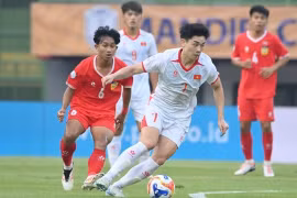 Nguyen Dinh Bac (7) and teammates had a comfortable win in their opening match. (Photo courtesy of the AFF)