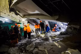 Rescuers work at the scene of the Islamic school building collapse in East Java province, Indonesia. (Photo: Xinhua/VNA)