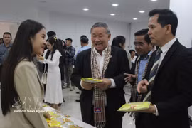 Participants learn about products displayed by Cambodian businesses at the seminar. (Photo: VNA)