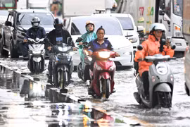 Vehicles move through a flooded street following prolonged heavy rain in Bangkok, Thailand, on October 6, 2026. (Photo: Xinhua/VNA)