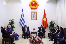 The meeting between Deputy Prime Minister Ho Quoc Dung (right) and First Vice President of the Hellenic Parliament Ioannis Plakiotakis in Hanoi on March 3, 2026 (Photo VNA)