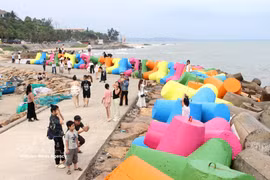 The embankment section with colourful tetrapods on Ong Dia Rock Beach is now a tourist magnet in Phu Thuy ward, Lam Dong province. (Photo: VNA)