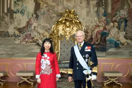Vietnamese Ambassador Pham Thi Kim Hoa and King Carl XVI Gustaf of Sweden at the credentials presentation ceremony (Photo: qdnd.vn)