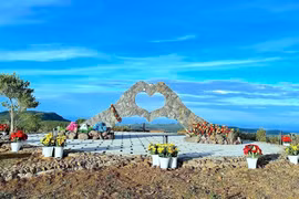 La Vuong Plateau in Gia Lai province is a tourist magnet thanks to many beautiful and poetic check-in spots. (Photo published by VNA)
